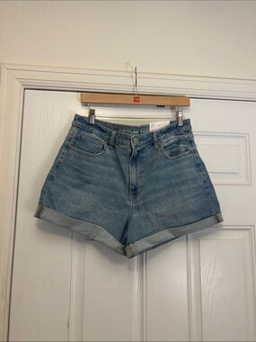 NWT American Eagle Super High Rise Light Wash Mom Short Size 14